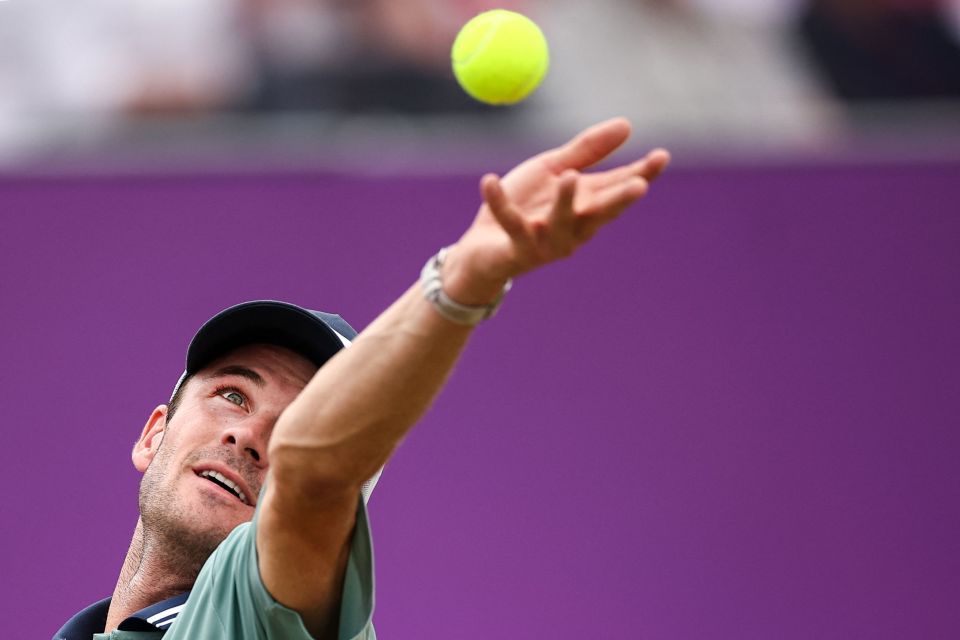 他以坚韧的 他以坚韧的